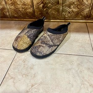 Kids Camo Minnetonka slippers